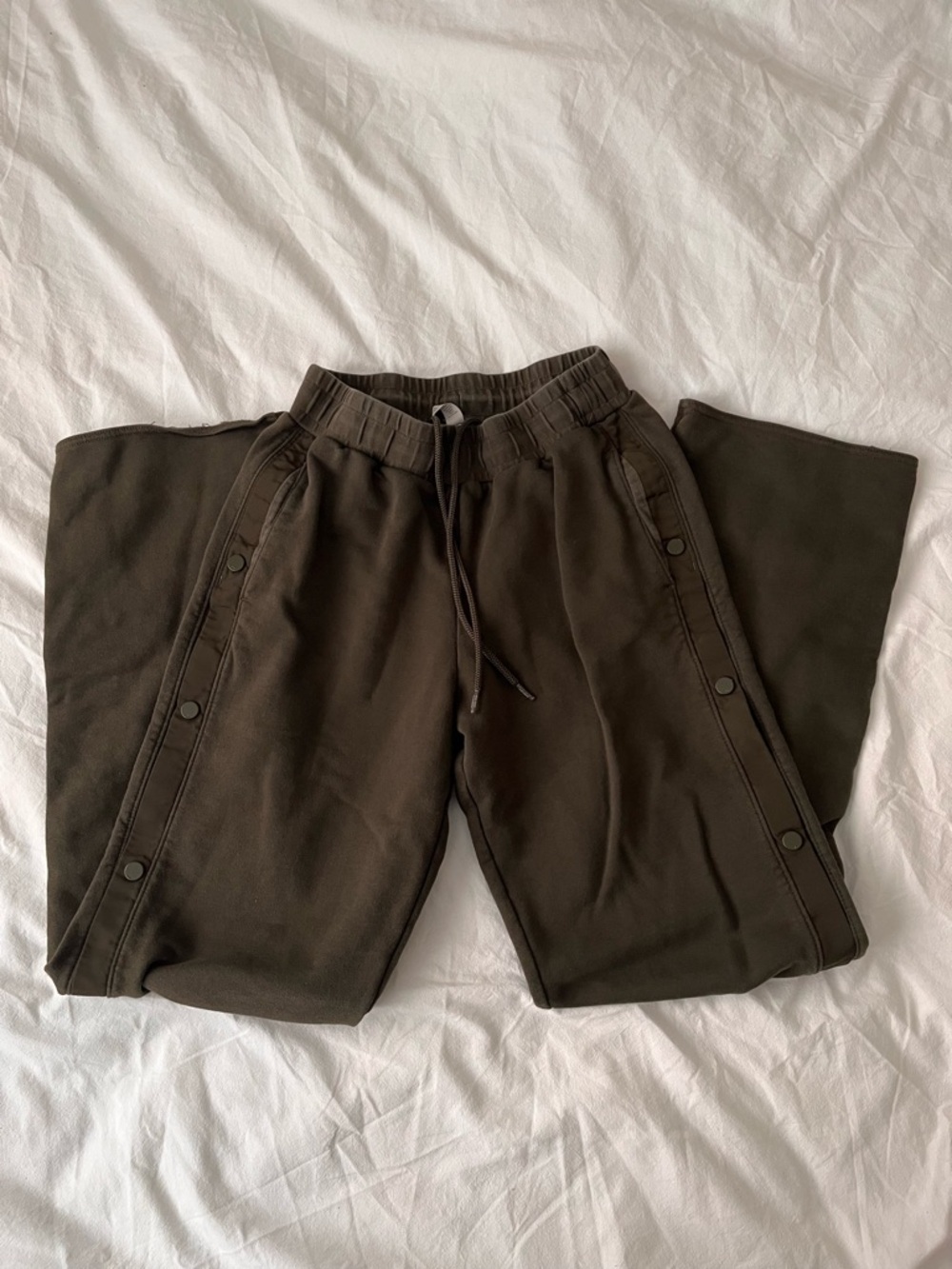 Alo Yoga Courtside Tearaway Snap Pants in Olive Small
